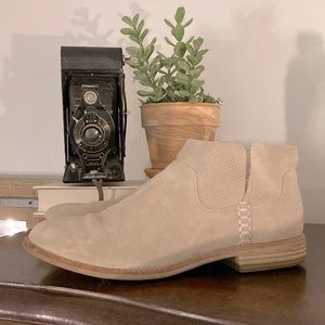 Clarks Cream Suede Boots (9.5)